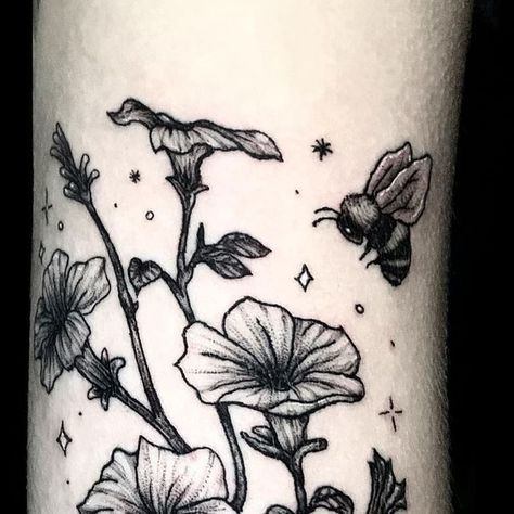 𝘊𝘺𝘱𝘳𝘦𝘴𝘴 (𝘑𝘦𝘴𝘴) 🌙🌿🕯 on Instagram: "Petunias! 🌼🐝✨ • • • #petunias #petuniatattoo #flowers #flowertattoo #beetattoo #blackandgraytattoo #stippletattoo #finelinetattoo #fytsupplies #hardliferotaries #allegoryink #tattoos #tattooer #tattooartist #instagram #art #fyp #ink #tattoo" Black Velvet Petunia, Flower Thigh Tattoo, Petunia Tattoo, Petunia Flower, Bee Tattoo, Fine Line Tattoos, Stippling, Life Is Hard, Tattoo Inspo