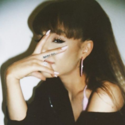 Ariana Grande Pfp, Polaroid Icon, Ariana Grande Icon, Ariana Grande Dangerous, Ariana Grande Dangerous Woman, Dangerous Woman, Icon Pfp, Ariana Grande