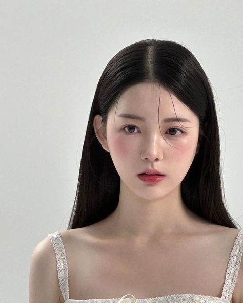 No Eyelashes Makeup, No Lashes Makeup, Hairstyles 70s, 70s Men, Soft Makeup Looks, Medium Length Haircut, Ethereal Makeup, Cute Makeup Looks, Asian Eye Makeup