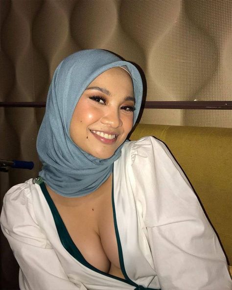 Nabila Razali, Mira Filzah Free Hair, Arabian Beauty Women, Beautiful Muslim Women, Classy Photography, Arab Women, Hijabi Girl, Beautiful Hijab, Beautiful Smile Women