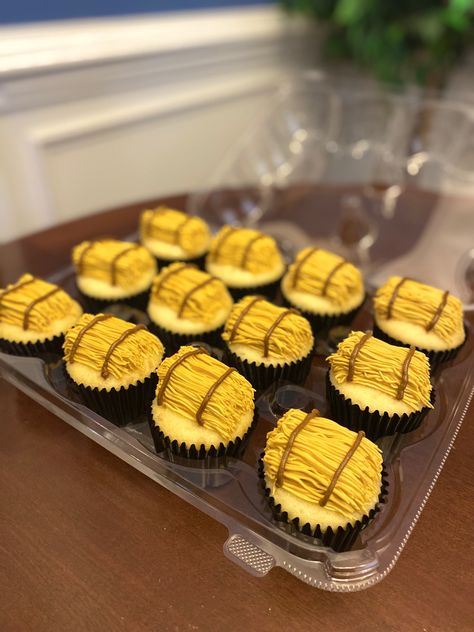 Farmer Cupcakes Ideas, Hay Bale Cupcakes, Tractor Theme Cupcakes, Wild West Cupcakes, Farmer Cupcakes, Ffa Cupcakes, Farm Cupcakes Ideas, Farm Themed Cupcakes, Grass Piping Tip