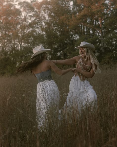 @itspeytonroach + @katiephillipsss 🍂🌾 • • • #photography #photographer #styledphotoshoot #documentaryphotography #editorialphotography #storytellingphotography #cowgirlstyle #fallphotography #friendsphotoshoot #southcarolinaphotographer #greenvillephotographer #andersonsc #upstatescphotographer #instagood #instagram Bestfriend Picture Ideas, Best Friend Country Photoshoot, Western Group Photoshoot, Country Best Friend Pictures, Bestfriend Photo Shoot Ideas Bestfriends, Picture Ideas Friends, Country Photoshoot Ideas, Cottage Cowgirl, Cowgirl Senior Pictures