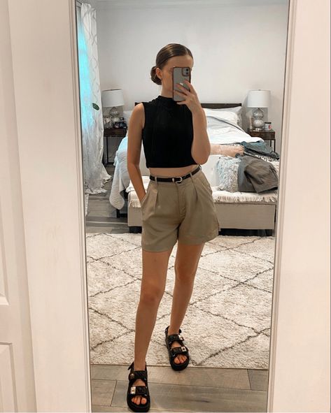 Brown Shorts Summer Outfit, Effortless Shorts Outfit, Shorts With Sandals Outfits, Khaki Shorts Outfit Women Aesthetic, Sandals And Shorts Outfit, Kakhi Shorts Outfit, Khaki Linen Shorts Outfit, Outfits With Brown Shorts, How To Style Khaki Shorts