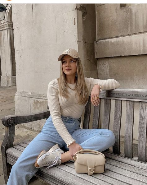 Yankees Hat Outfit Aesthetic, Yankees Hat Beige, Fall Outfits With Hats Baseball Caps, Khaki Cap Outfit Women, Beige Ny Hat, Beige Cap Outfits For Women, Tan Cap Outfit, Beige Yankees Cap Outfit, Yankees Cap Women Outfit