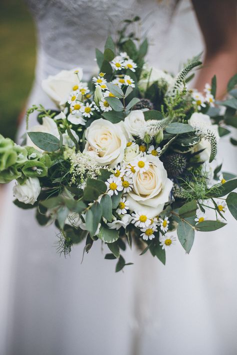 Bridal Bouquets With Daisies, Daisy Fall Bouquet, Rustic Daisy Bouquet, White Rose Daisy Bouquet, Sunflower In Wedding Bouquet, Daisy Wedding Bouquet Blue, Daisy Flower Bouquet Wedding, Simple Rustic Bridal Bouquet, Daisy And Greenery Bouquet