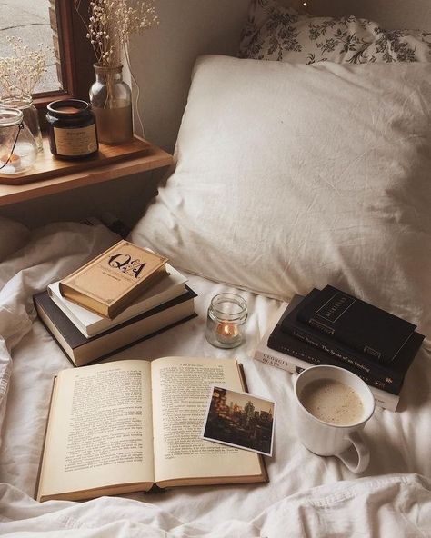 Vision Board Ideas Aesthetic, Café Aesthetic, Vision Board Ideas, Bookstagram Inspiration, Cozy Aesthetic, 背景 シンプル, Learn A New Language, Dark Places, Studying Inspo