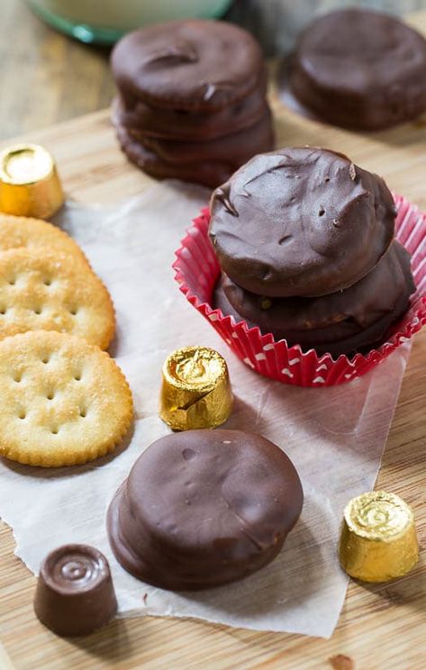 Rolo Stuffed Ritz Crackers covered in milk chocolate Ritz Cracker Cookies, Tagalong Cookies, Chocolate Dip Recipe, Peanut Butter Crackers, Finger Desserts, Spicy Southern Kitchen, Holiday Baking List, Butter Crackers, Easy Candy