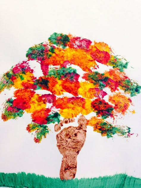 "Fall Tree". Footprint tree for infants. Tree Art Projects For Kids, Crafts Infants, Baby Scarecrow, Sponge Art, Bug Valentines, Infant Crafts, Infant Room, Easy Thanksgiving Crafts, Infant Classroom