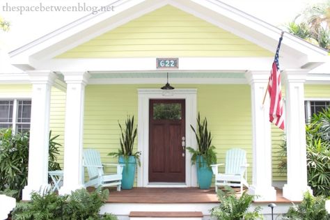 Key West house tour - Caroline St Key West House Colors, Beachy Bungalow, Funky Cottage, Key West Decor, Conch House, Key West House, Beach House Colors, Keys House, Key West Style