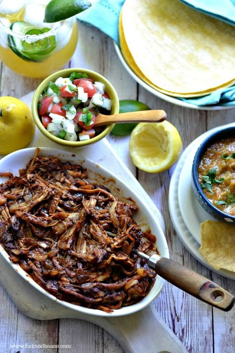 Shredded Hearts of Palm Soft Tacos #glutenfree #vegan- Fork & Beans Hearts Of Palm Recipes, Taco Inspiration, Jackfruit Recipe, Soft Tacos Recipes, Vegan Queso Dip, Barbacoa Tacos, Tacos Easy, Tacos Vegan, Canned Jackfruit