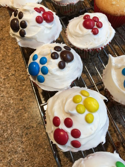 Easy Dog Themed Cupcakes, Dog Paw Cupcakes, Dog Theme Dessert, Dog Cupcakes For Kids, Puppy Cupcakes For Kids, Dog Quinceanera, Dog Cupcakes Decoration, Dog Themed Cupcakes, Paw Cupcakes