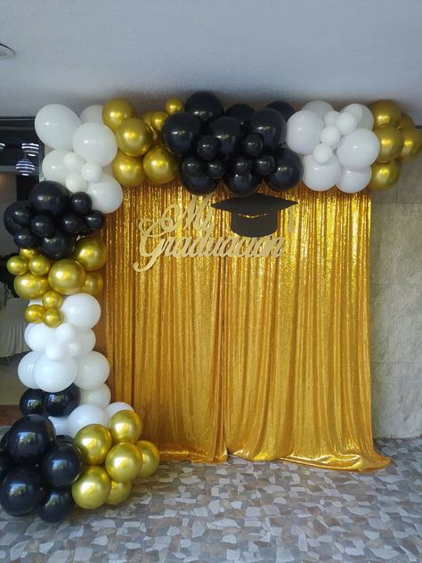 Simple Grad Decor, Simple Graduation Backdrop Ideas, Simple Graduation Decor, Backdrop Graduation Ideas, Graduation Backdrop Ideas High Schools, Work Party Decor, Photo Backdrop Graduation Party, Balloon Set Up, Graduation Arch Ideas