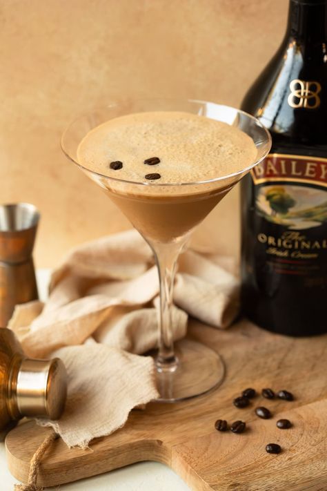 Espresso Martini Recipe Baileys, Creamy Espresso Martini, Amaretto Sour Cocktail, Espresso Cupcakes, Irish Cream Coffee, Espresso Martini Recipe, Coconut Margarita, Baileys Recipes, Irish Cream Liqueur