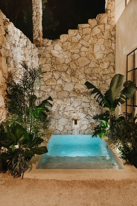 Kleiner Pool Design, Piscina Interior, Bohemian Decoration, Indoor Swimming Pool, Small Swimming Pools, Small Patio Garden, Mini Pool, Small Pool Design, Small Pools