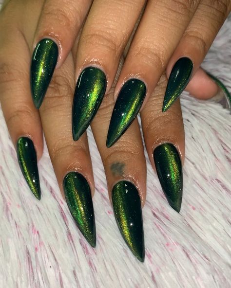 Nail Art Green Designs, Green An Black Nails, Dragon Eye Nails, Green Gel Nail Designs, Black Green Nails, Cat Eye Nails Green And Gold, Green And Gold Witchy Nails, Black And Green Snake Nails, Cat Eye Nails Green Black