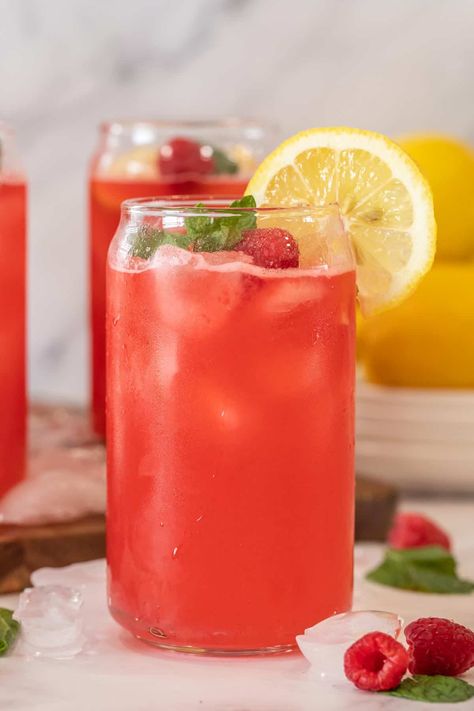 Raspberry Mint Lemonade, Raspberry Lemonade Aesthetic, Raspberry Juice Recipe, Flavored Lemonade Recipes, Raspberry Drink Recipes, Raspberry Drinks, Rasberry Lemonade, Lemonade Flavors, Raspberry Lemonade Recipe