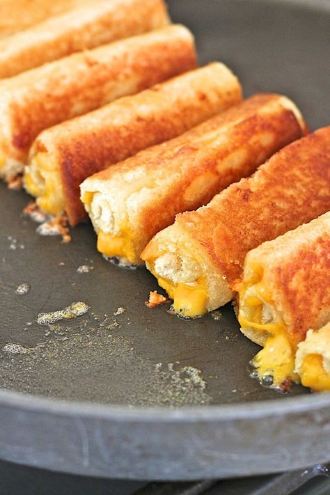 Roll Up Grilled Cheese, Rolled Grilled Cheese Sandwich, Grilled Cheese Rollups, Crescent Roll Grilled Cheese, Grilled Cheese Roll Ups Air Fryer, Bread Toast Recipes, Bread Roll Ups, Gourmet Grilled Cheese Sandwich Recipes, Grilled Cheese Roll Ups