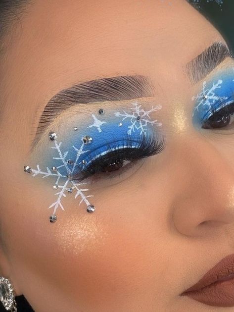 Eye makeup/ eye shadow looks/ blue/winter/ snow flake Winter Creative Makeup, Eye Makeup For Christmas, December Eyeshadow Looks, Snowman Makeup Looks, Winter Inspired Makeup, Winter Themed Makeup, Blue Christmas Makeup, Winter Wonderland Makeup Looks, Snowflake Makeup Looks