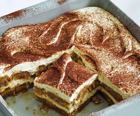 Italians know good food, combining mascarpone, coffee, kahlua, finger biscuits and cocoa powder to create this spongey, syrupy dessert. Finger Biscuits, Tiramisu Recipes, How To Make Tiramisu, Biscuit Dessert, Sweet Potato Fritters, Quinoa Sweet Potato, Hazelnut Cake, Sweet Bar, Tiramisu Recipe