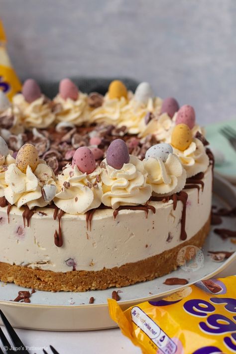 Mini Easter Desserts, Mini Egg Cheesecake, Mini Egg Recipes, Mini Eggs Cake, Easter Deserts, Easter Cheesecake, Janes Patisserie, Giant Chocolate, Chocolate Egg