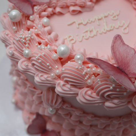 💗🦋 - Cake Details - Size: Mini 6” (two layers) Add-ons: Pearls (edible) + butterflies (edible) #custom #cakes #customcakesseattle #seattlecakes #seattle #emmacakes #emmacakesseattle #seattlebaker #seattlewedding #seattlebirthday Edible Butterflies, Edible Butterfly, Seattle Wedding, Add Ons, Custom Cakes, Seattle, Butterflies, Cake, Birthday