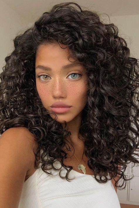 Dina Denoire, Beautiful Curly Hair, Haircuts For Curly Hair, Curly Hair Inspiration, Curly Girl Hairstyles, Curly Hair Tips, Curly Hair Cuts, Short Curly Hair, Long Curly Hair