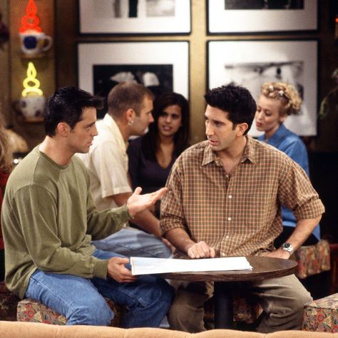 Ross-Joey-Friends Joey Friends, Oversized Plaid Shirts, Friend Anniversary, Living Single, Friends (tv Series), Lesbian Fashion, Ross Geller, Ashlee Simpson, Joey Tribbiani