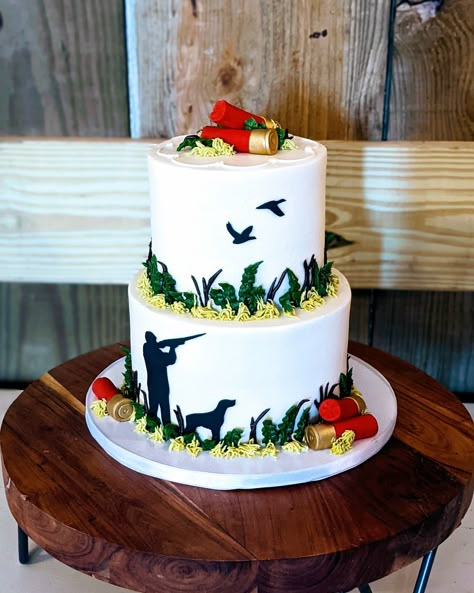 Hunting theme groom's cake with dog, ducks, shotgun shells Duck Hunting Theme Rehearsal Dinner, Duck Hunting Wedding Ideas, Hunting Cakes For Men, Duck Hunting Party Ideas, Hunting Grooms Cake, Grooms Hunting Cake Ideas, Hunting Theme Cake, Hunting Cake Ideas For Men, Duck Hunting Grooms Cake