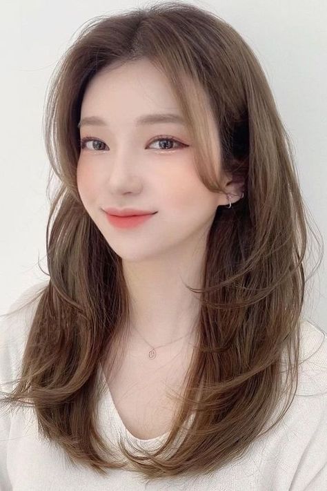 Medium-Length Hair With Face-Flaming Layers 2023 Hair Trends For Women Asian, No Bangs Hairstyles Long, 2023 Korean Hair Trends For Women, Haircut 2023 Trends Women Long Hair, 2023 Korean Hair, Korean Hair Color Trend 2023, Korean Haircut Medium, Korean Hairstyles Women, Haircut 2023