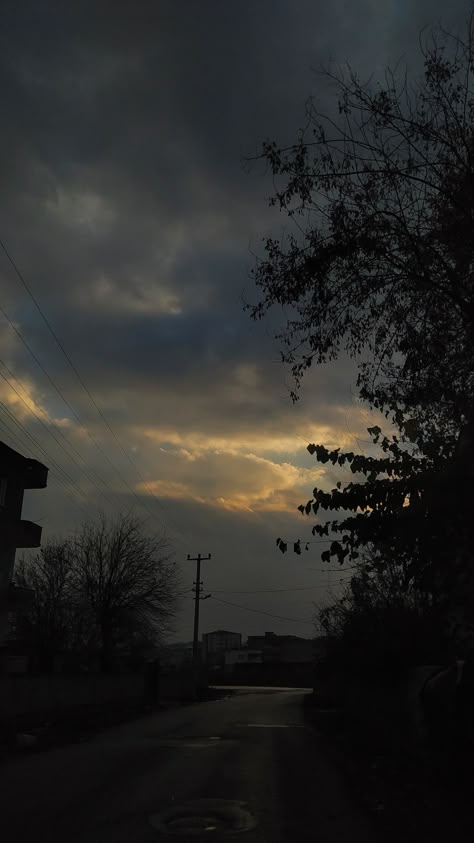 Koyu gökyüzü bulutlar Sunset Dark Night, Bad Sky Pictures, Dark Sky Pics, Jaylah Core, Dark Sky Pictures, Sky Pictures Clouds, Dark Sky Aesthetic, Asethic Pictures, Beautiful Sky Pictures