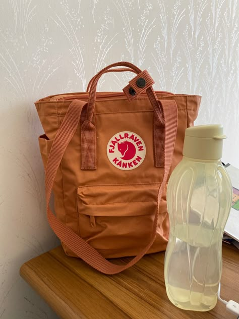 Kanken Totepack Aesthetic, Kanken Totepack Outfit, Kanken Bag Aesthetic, Kanken Totepack Mini, Kanken Totepack, Kanken Aesthetic, Dream Backpack, Instastories Ideas, Fjallraven Kanken Mini