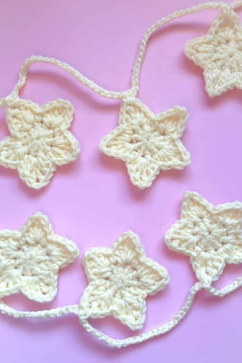 Crochet Star Garland Pattern - thecaffeinatedsnail.com Crochet Circle Garland, Simple Cute Crochet Projects, Gifts To Crochet For Kids, Crochet Star Chart, Crochet Inspo Decor, Spiderweb Garland Crochet, Crochet Garland Patterns Free, Star Garland Crochet Pattern, Holiday Crochet Garland