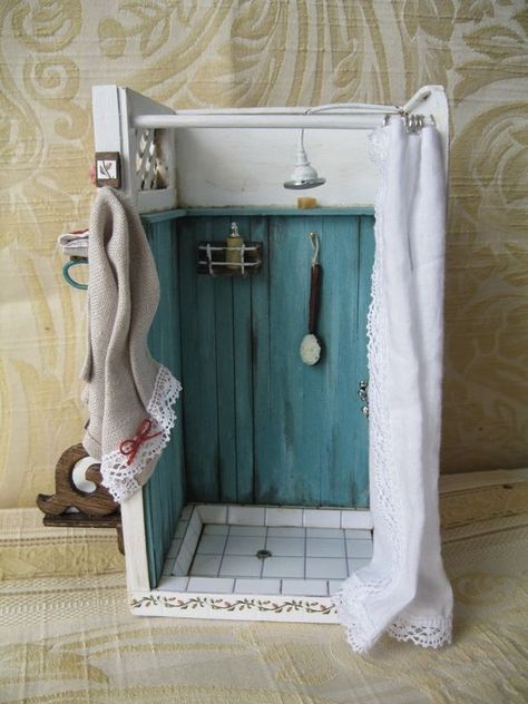 Barbie Doll House Shower Diy, Dolls House Bathroom Diy, Barbie Shower Ideas, Barbie Dresser Diy, Doll House Bathroom Diy, Diy Dollhouse Design, Dollhouse Shower Diy, Doll Room Diy, Diy Dollhouse Bathtub