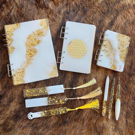 This gold and white notebook, pen, and bookmark set is made out of Art 'N Glow epoxy resin by the very talented @artebykristina on Instagram! Which other color combos are your favorite? • • • • • • 💛 #ArtNGlow #ArtNGlowResin #resinart #notebook #resinartist #resin #epoxyresin #resinpen #resinnotebook #epoxyresinnotebook #resinbookmark #epoxyresinbookmark #resinpen #epoxyresinpen #resinart #handmade Resin Art Notebook, Resin Stationary Set, Resin Notebook Ideas, Resin Stationary, Resin Notebook, Resin Book, Seni Resin, Acrylic Box Clutch, White Notebook