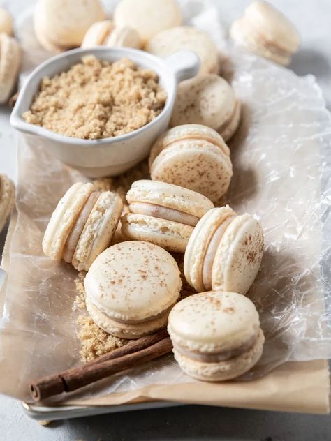 Cinnamon Roll Macarons, Fall Macarons, Macarons Christmas, Macaroon Filling, Cinnamon Buttercream, Vanilla Macarons, Macaron Flavors, French Macaron, French Macaroons