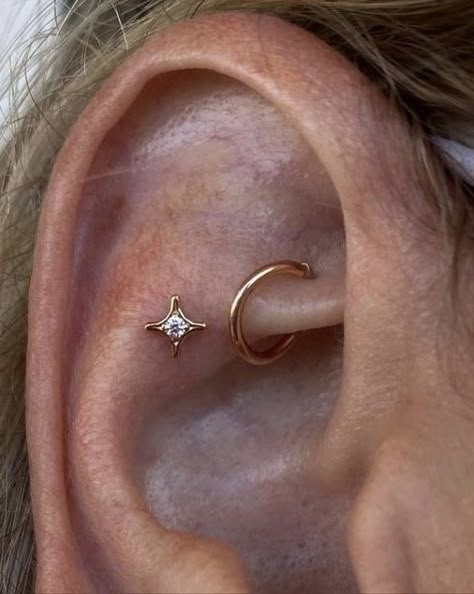 Delicate Piercings Ear, Gold Flat Piercing, Multiple Lobe Piercing Ideas, Triple Flat Piercing Ideas, Ear Piercing Curation Gold, Piercings Labeled, Ear Piercings Small Ears, Oracle Piercing, Minimalistic Ear Piercings