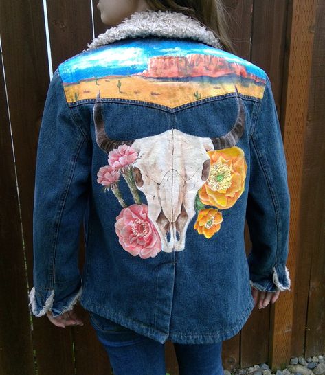 Western Cow Skull, Desert Theme, Diy Denim Jacket, Hand Painted Denim Jacket, Diy Denim, Painted Denim Jacket, Painted Jacket, Looks Country, Sherpa Coat