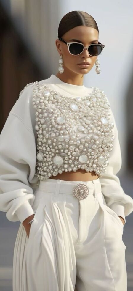 White Harness Outfit, Pearl Outfit Classy, Pearl Top Outfit, Women Menswear, High Fashion Style, Diy Vetement, فستان سهرة, Style Mistakes, Outfits Casual