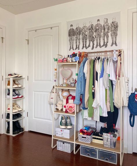 Room Ideas With Clothes Rack, Bedroom Decor Clothes Rack, Bedrooms With Clothing Racks, Room Inspo Wardrobe, Shoe Rack In Room Ideas, Aesthetic Rack Decor, Shoe Rack For Small Space Bedrooms, Clothes Rack With Shoe Rack, Bedroom Clothes Rack Aesthetic