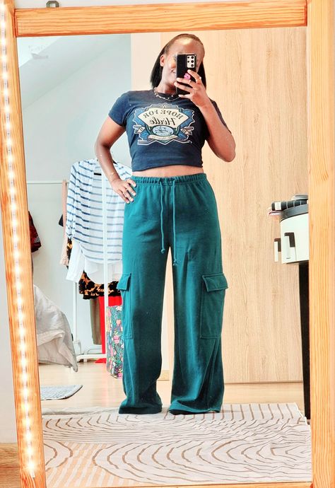 Green sweatpants @zaraofficial  
Tshirt dark blue. Pants Women Outfit, Women Outfit Style, Autumn Outfit Aesthetic, Teal Pants, Green Sweatpants, Women Outfit, Autumn Outfit, Outfit Aesthetic, Outfit Style