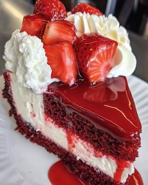 تشيز كيك بالفراولة, Red Velvet Strawberry, Red Velvet Cheesecake Cake, Bolo Red Velvet, Red Velvet Cheesecake, A Piece Of Cake, Yummy Comfort Food, Food Drinks Dessert, Sweet Snacks Recipes