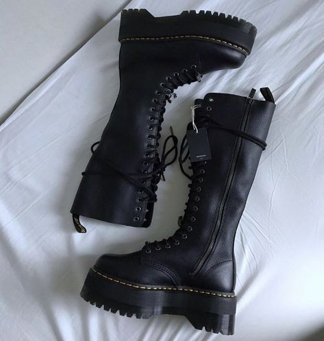 Womens Punk Fashion, Botas Grunge, Dr Shoes, Black Combat Boots, Shoe Inspo, Aesthetic Shoes, Chunky Boots, Grunge Style, Pretty Shoes