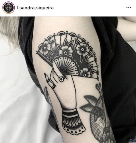 Traditional Tattoo Wrist, Illusion Tattoo, Traditional Tattoo Black And White, Umbrella Tattoo, Traditional Black Tattoo, Optical Illusion Tattoos, Illusion Tattoos, Traditional Tattoo Inspiration, Traditional Tattoo Flowers