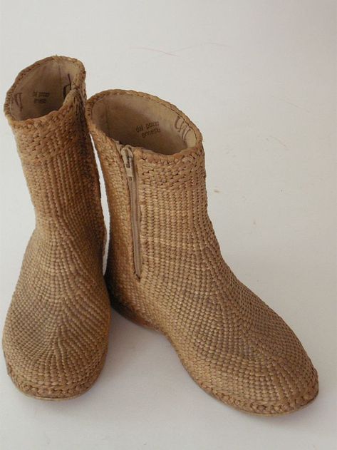 Willow Sticks, Modern Farmer, Make Shoes, Diy Slippers, Willow Wood, Crochet Sandals, How To Make Shoes, Looks Chic, Handmade Shoes