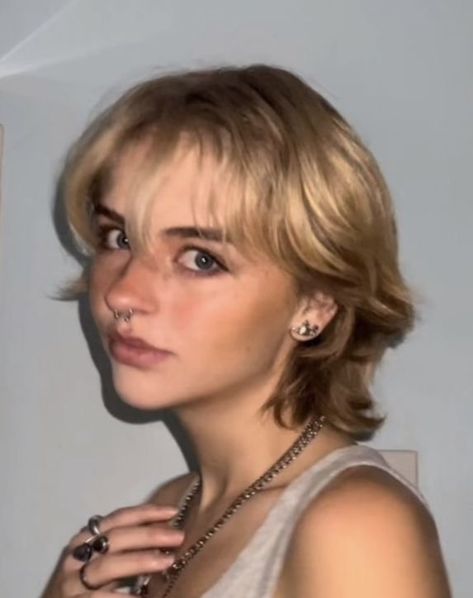 Non Binary Haircuts, Short Grunge Hair, Androgynous Hair, Really Short Hair, Haircut Inspo, Hair Inspiration Short, Wolf Cut, Penteado Cabelo Curto, Short Blonde Hair