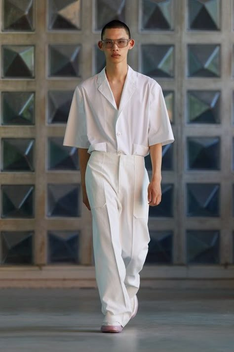 Ermenegildo Zegna Spring 2022 Menswear Collection | Vogue Man All White Outfit, All White Outfit For Men, Mens Basic Outfits, Resort Menswear, Leisure Menswear, All White Outfit Men, All White Mens Outfit, White Outfit Men, White Fashion Men