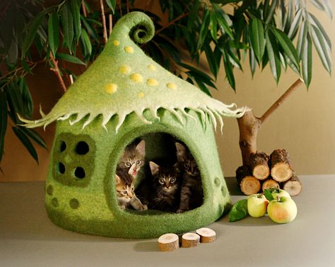 a3 il_fullxfull.826169222_h08w Felt House, Cat Cave, Elf House, Diy Cat, Felt Cat, Cat Room, Green House, Cat Supplies, Cat Diy