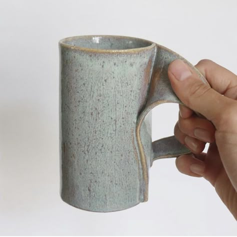 Handbuilt Pottery Mugs, Unique Mug Handles, Ceramic Cups Handmade Mugs, Hand Built Mug, Pottery Instagram, Beautiful Ceramics, Ceramics Pottery Mugs, Slab Ceramics, Pottery Lessons