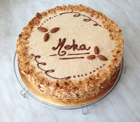 A l’heure où vous lisez cet article je suis en train de faire ma première journée en tant qu’apprentie pâtissière dans une super boutique dans le 8ème arrondissement de Paris ;) Ceci es… Nougat Cake, Patisserie Fine, Mocha Cake, Cake Cafe, Vegan Junk Food, New Year's Cake, Banana Cake Recipe, Chocolate Cake Decoration, Fancy Desserts