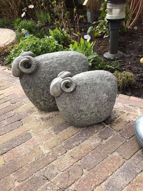 Cement Garden, Garden Art Ideas, Cement Art, Garden Art Sculptures Diy, Garden Deco, Metal Garden Art, Concrete Art, Garden Artwork, Garden Art Projects